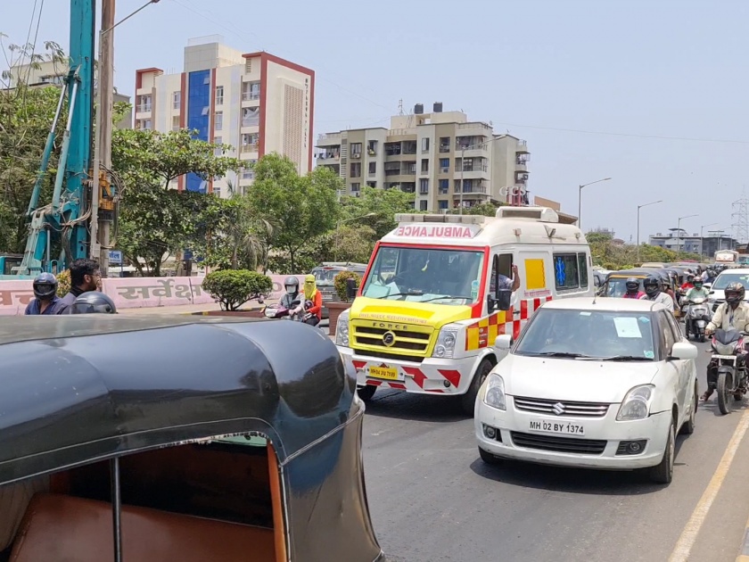 Ambulances stuck in police nose check at Bhayander West | भाईंदर पश्चिमेस पोलिसांच्या नाका तपासणीत अडकल्या रुग्णवाहिका 