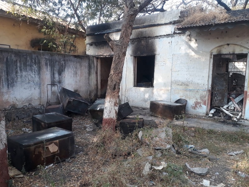 Fire in Parbhani tehsil store room; Old records of Vidhan Sabha elections burnt | परभणीत तहसीलच्या स्टोर रूमला आग; विधानसभा निवडणुकीचे जुने रेकॉर्ड जळाले 