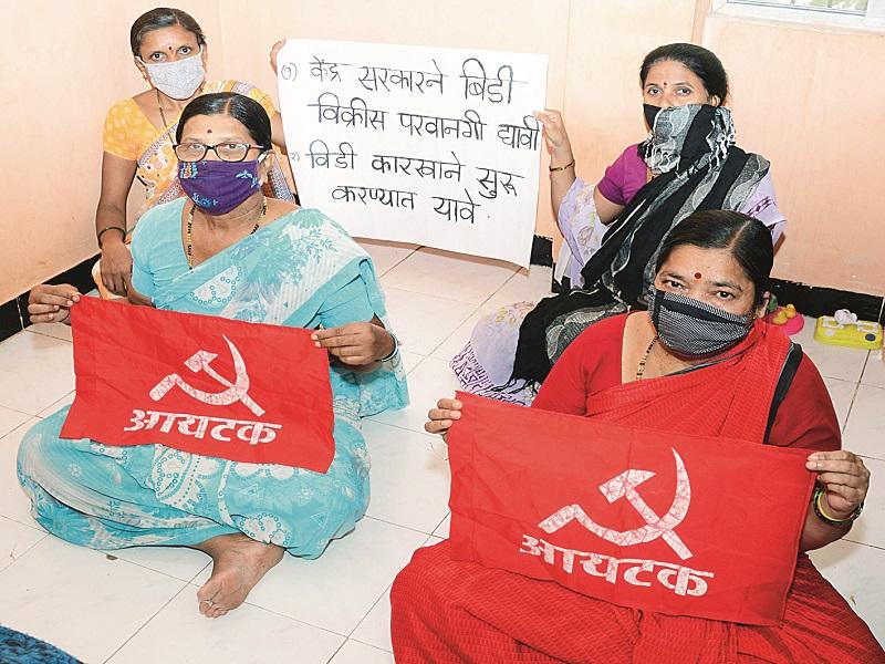 VD workers go on hunger strike from home in the city | नगरमध्ये विडी कामगार महिलांचे घरातूनच उपोषण