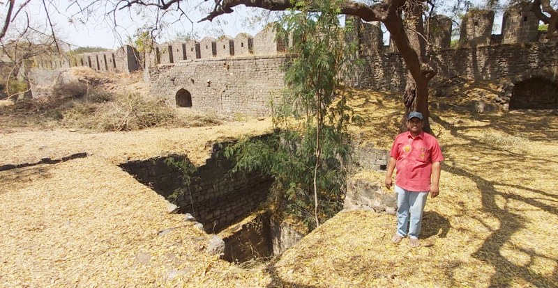 The third well found in the time of Adilshah has been opened in Bhuikot fort! | भुईकोट किल्ल्यात आदिलशहाच्या काळात साकारलेली तिसरी विहीर झाली खुली !