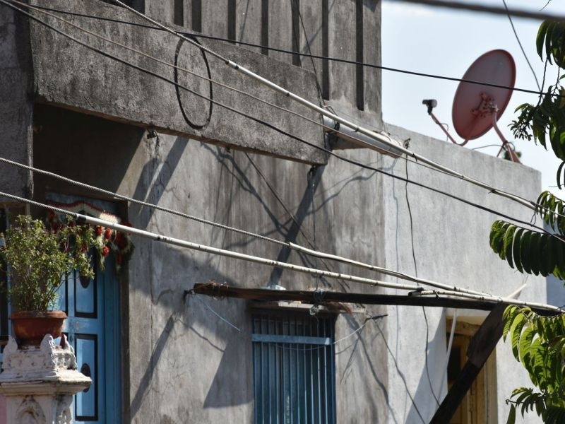 Coated cable instead of wire to prevent electricity theft: Measures in Taloda city | वीज चोरी रोखण्यासाठी तारांऐवजी कोटेड केबल : तळोदा शहरात उपाययोजना