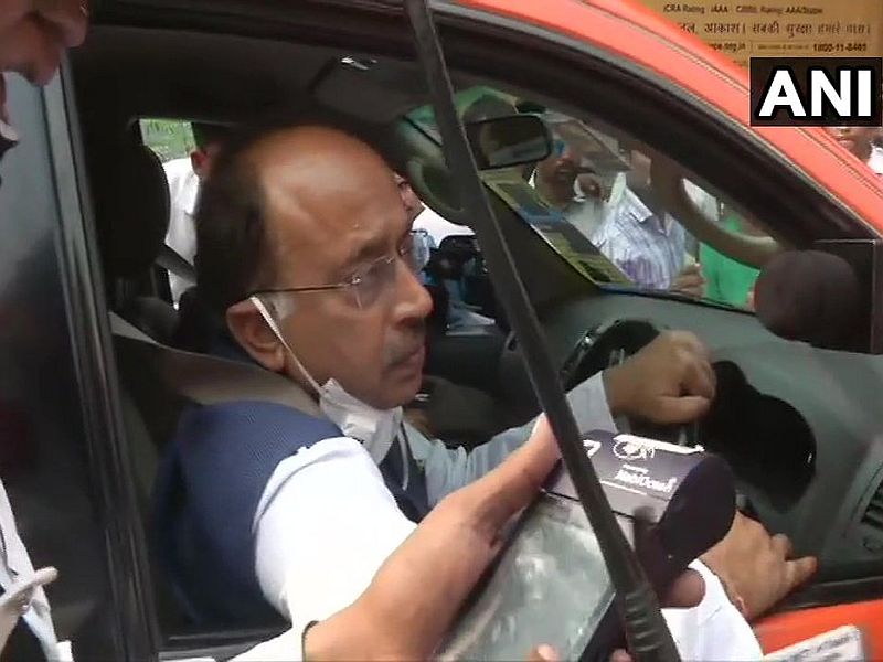 BJP Leader Fined For Defying Odd-Even. Then AAP Minister Hands Him Roses | विजय गोयल 'ऑड' मार्गाने; सम-विषमला भाजपाचा विरोध