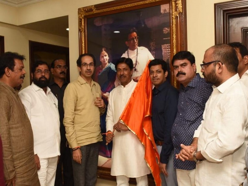 Congress state secretary Vijay Patil joins Shiv Sena | काँग्रेसचे राज्य सचिव विजय पाटील शेकडो कार्यकर्त्यांसह शिवसेनेत दाखल