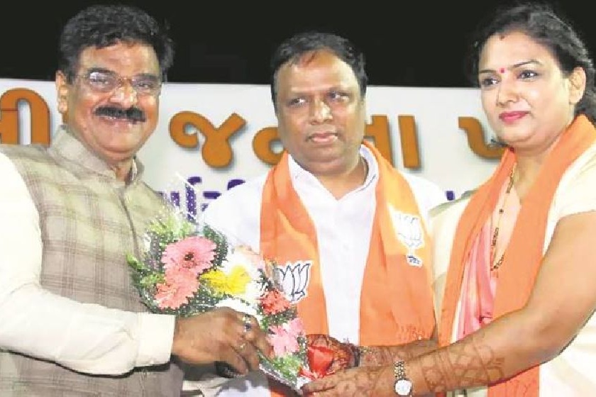 BJP campaign for Shiv Sena's State in Gujarat, propaganda of candidate | शिवसेनेचे राज्यातील मंत्री गुजरातमध्ये करतायत भाजपा उमेदवाराचा प्रचार