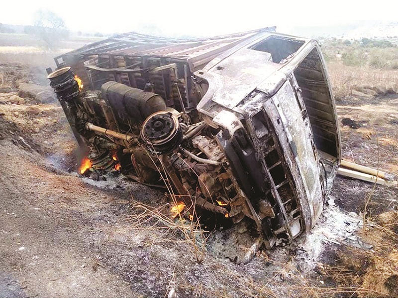 10 lakh worth of Deshi Daru liquor burnt in accident with tempo; Disappointment of Taliram who ran to the accident site | टेम्पोसह १० लाखांची देशी दारू भस्म; अपघातस्थळी धाव घेतलेल्या तळीरामांची निराशा