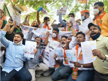In Thane, the BJP held Holi at 12 places | ठाण्यामध्ये भाजपने केली 12 ठिकाणी वीजबिलांची होळी