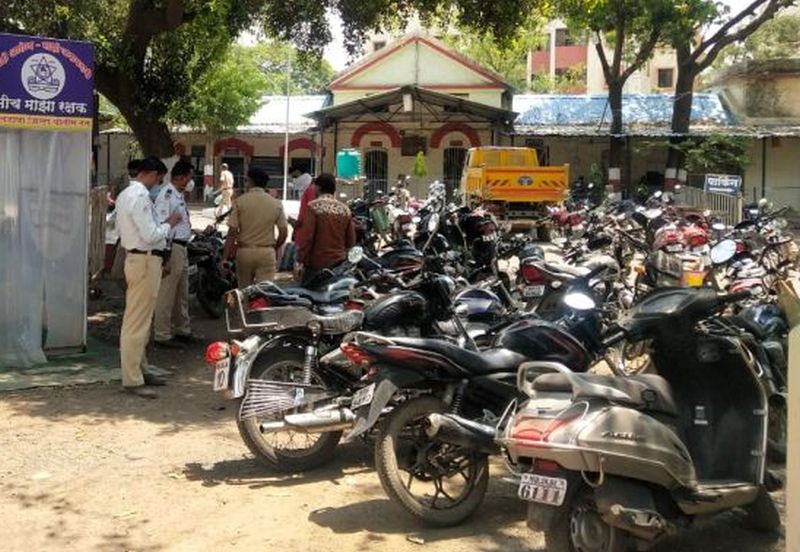 Khamgaon police 'all out' operation; Punitive action on 21 vehicles | खामगावात पोलिसांचे ‘ऑल आऊट’ ऑपरेशन; २१ वाहनांवर दंडात्मक कारवाई