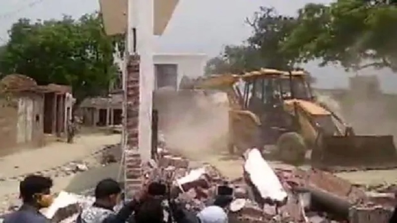 bithoor vikas dubey house demolished by local administration | आठ पोलिसांची हत्या करणाऱ्या विकास दुबेविरोधात सरकारची कारवाई, जेसीबीने पाडले घर 