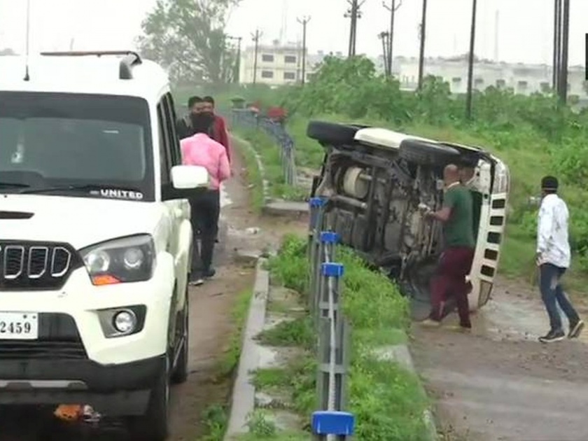 Vikas Dubey Encounter Media Persons Were Stopped By Police In Kanpur Before Encounter | Vikas Dubey Encounter: विकास दुबेचा एन्काऊंटर स्क्रिप्टेड? गाडीला अपघात होण्याआधीचा VIDEO समोर; संशय वाढला