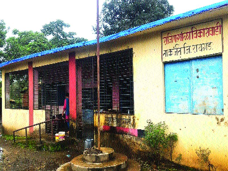 Leakage to Vikaswadi school building in Varey | वारेतील विकासवाडी शाळेच्या इमारतीला गळती