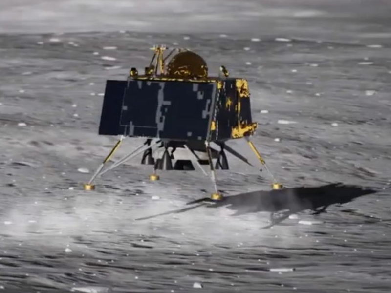 Chandrayaan 2 nasa lunar orbiter to pass over vikram landing site on 17 september | Chandrayaan-2: 'नासा'ने जागवल्या आशा; १७ सप्टेंबरला चंद्रावरून येऊ शकते 'शुभवार्ता'