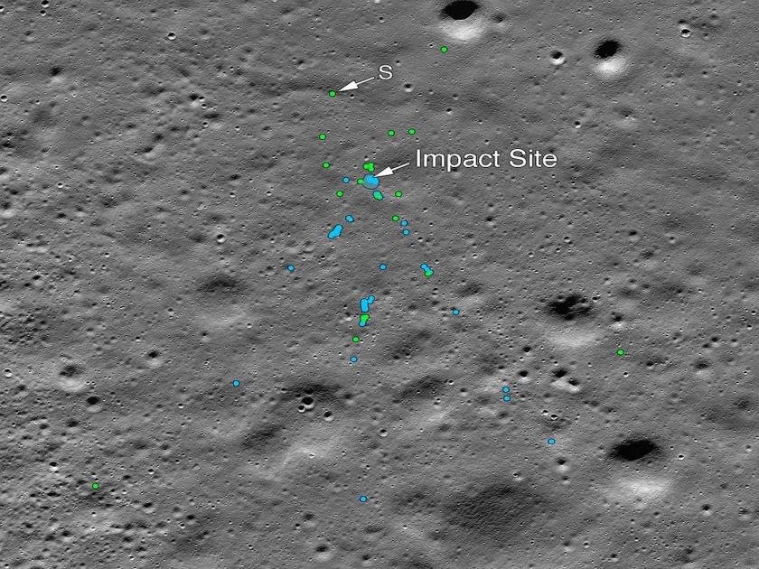 Chandrayaan 2 NASA finds Vikram Lander releases photo of impact site on moon surface | Chandrayaan 2: विक्रम लँडरचे तुकडे सापडले; नासाकडून फोटो प्रसिद्ध
