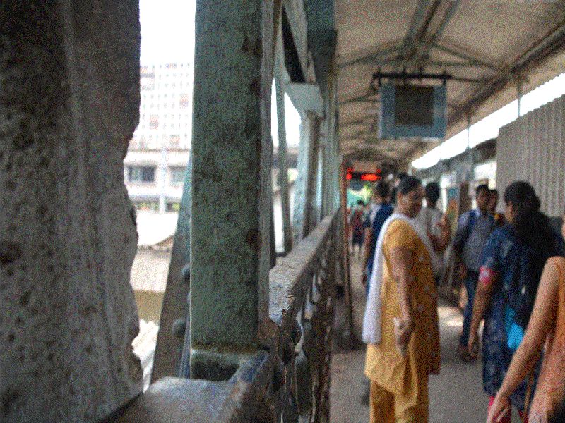  Vikhroli railway station: crowd management The strangers suffer from narrow pools, drunken ladders, incompatibilities | विक्रोळी रेल्वे स्थानक : गर्दीचे व्यवस्थापनच गुदमरतेय! अरुंद पूल, निखळलेल्या लाद्या, असुविधांमुळे प्रवासी त्रस्त