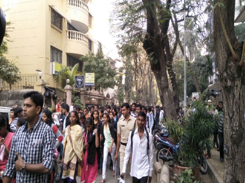 Brothers struggle outside the hall! Police picked up the students of the sloganeering campaign | विलेपार्ल्यात जमावबंदीचं कलम लागू! घोषणाबाजी करणा-या छात्रभारतीच्या कार्यकर्त्यांना पोलिसांनी उचललं