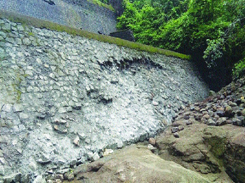 Umate dam wall collapse, Fear in village | उमटे धरणाच्या भिंतीची पडझड, प्रवाह वाढल्यास ग्रामस्थांचा जीव टांगणीला