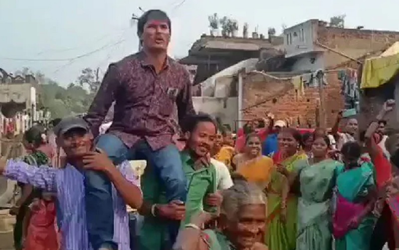 andhra pradesh tribal village residents giving warm send off to their govt school teacher see viral video | Video : शिक्षकाची बदली झाली अन् गावकऱ्यांनी अविस्मरणीय असा दिला निरोप! 