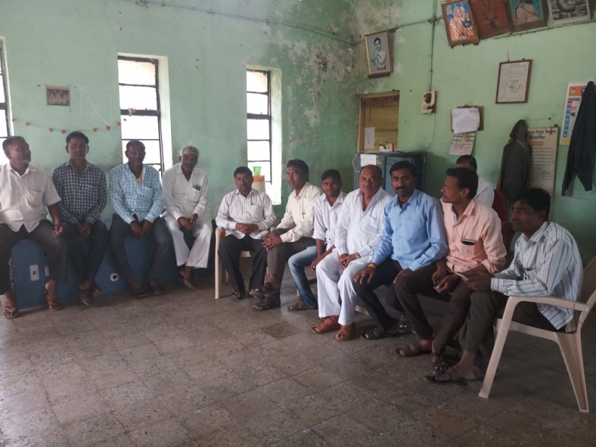 Transfarmer fail: Angry villagers, Farmer reach Aasegaon Power Sub-station | रोहित्र नादुरुस्त:  संतापलेले गावकरी, शेतकरी धडकले आसेगाव वीज उपकेंद्रावर 