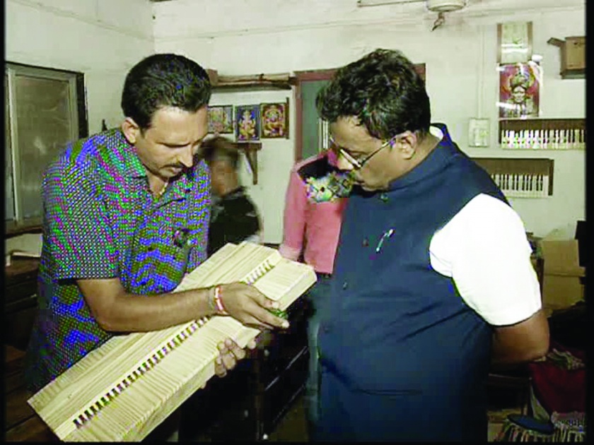 Ratnagiri: The cultural minister inaugurated the title of Navan Natwar | रत्नागिरी : सांस्कृतिकमंत्र्यांनी नांदीची फर्माईश करताच उमटले नमन नटवराचे सूर
