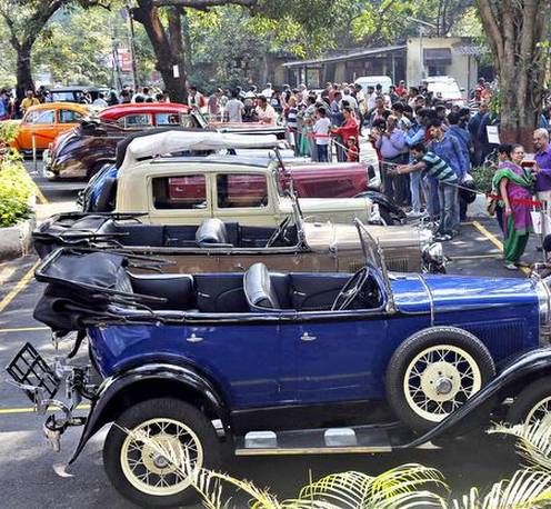  Vintage Classic Trains: 'Classic Car Fiesta' in Dadar | विंटेज क्लासिक गाड्यांची भुरळ : दादरमध्ये ‘क्लासिक कार फिएस्टा’