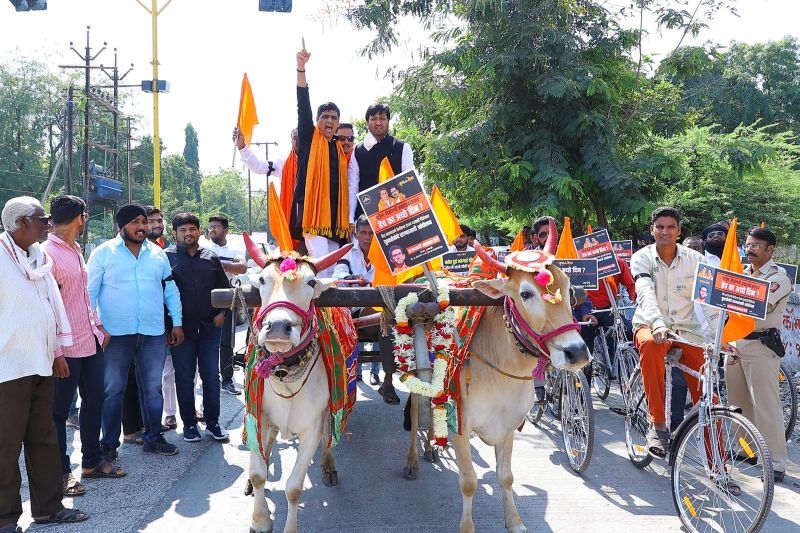 Youth Sena's cycle, bullock cart rally against fuel price hike | इंधन दरवाढीविरोधात युवासेनेची सायकल, बैलगाडी रॅली