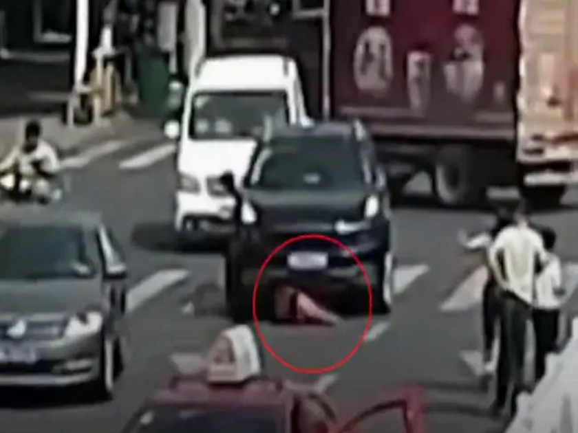 Viral video china woman survives after being hit by taxi run over by suv | Viral Video : अपघातानंतर रस्त्यावरच पडून होती महिला; तेवढ्यात अंगावरून गेली गाडी अन्