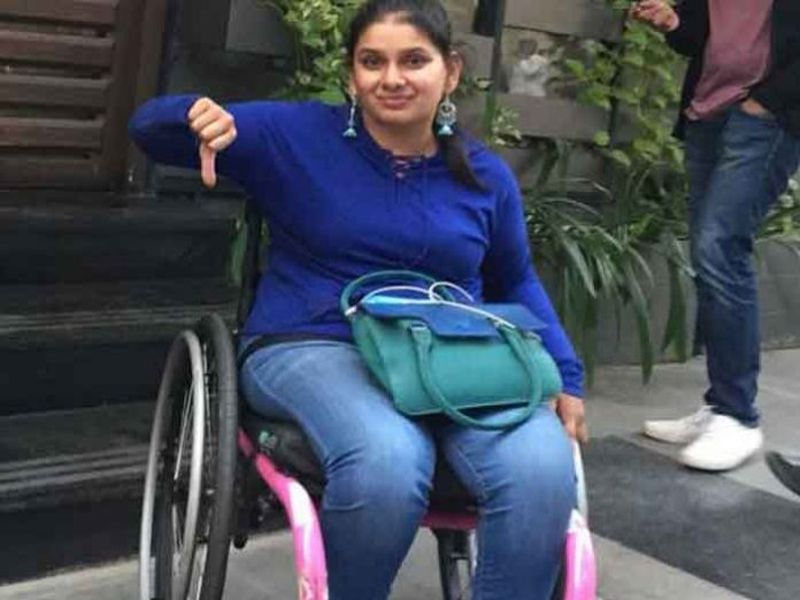 Abusive! During the check-in at the airport, told to the young woman to stand up from a wheelchair | अपमानास्पद! विमानतळावर चेकिंगदरम्यान दिव्यांग तरुणीला व्हील चेअरवरून जबरदस्तीने उठविले  