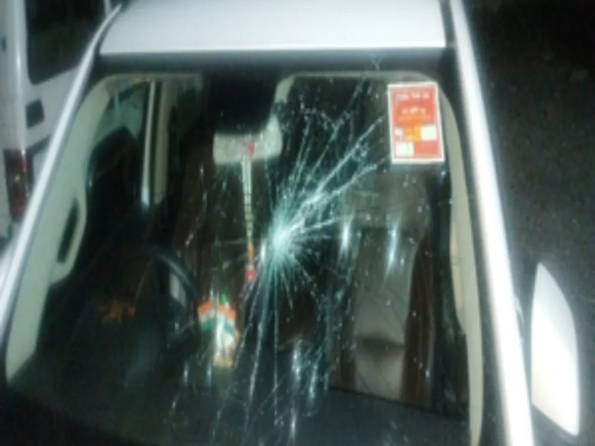 banda bjp mla virendra singh lodhi car attacked with stone glass broken | भाजपा आमदाराच्या गाडीवर अज्ञातांकडून हल्ला, दगडफेकीत समोरील काच फुटली