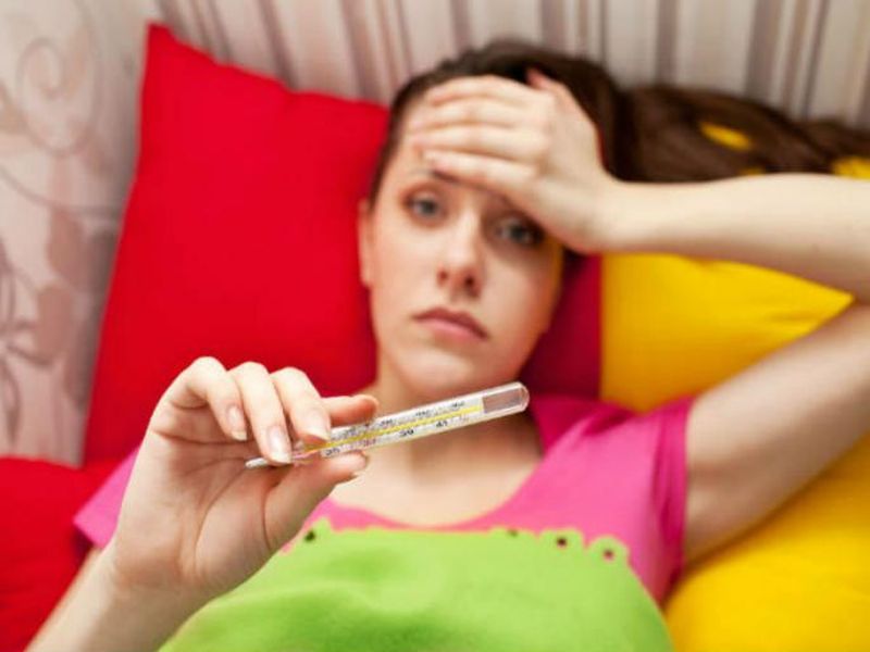 Causes, symptoms and home remedies of viral fever | वायरल ताप लगेच दूर करण्यासाठी करा हे घरगुती उपाय!