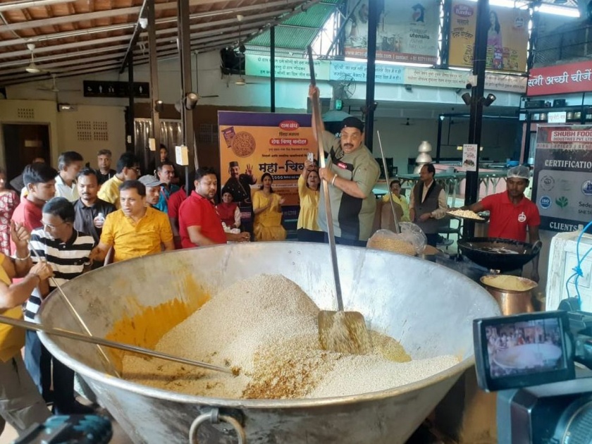 A record Chivda made in a 6000 kg pan, Vishnu Manohar's next initiative on the occasion of World Food Day | अबब...सहा हजार किलोच्या कढईत बनला विक्रमी चिवडा, विष्णू मनोहरांचा जागतिक खाद्य दिनानिमित्त आगळावेगळा उपक्रम