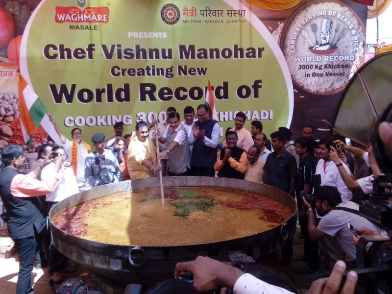 World record of chef Vishnu Manohar, 3 thousand kilogram khichadi cooked in a single vessel | देशी खिचडीचा नागपुरात ‘वर्ल्ड रेकॉर्ड’, विष्णू मनोहर यांनी शिजवली ३००० किलोची खिचडी
