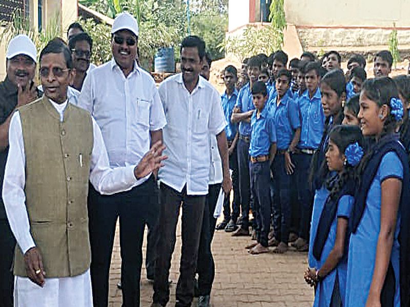 After independence, the ministers visited the first school of the ministers | स्वातंत्र्यानंतर मंत्र्यांची प्रथमच शाळेला भेट