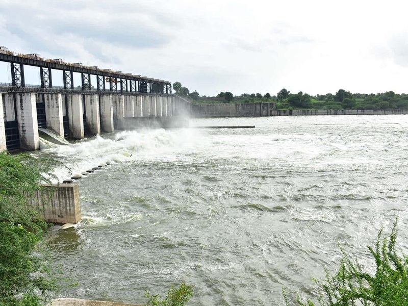 4 dams in Marathwada, one dam Tudumb; Jayakwadi Dam at 56 per cent | मराठवाड्यातील ४ धरणे, एक बंधारा तुडुंब; जायकवाडी धरण ५६ टक्क्यांवर 