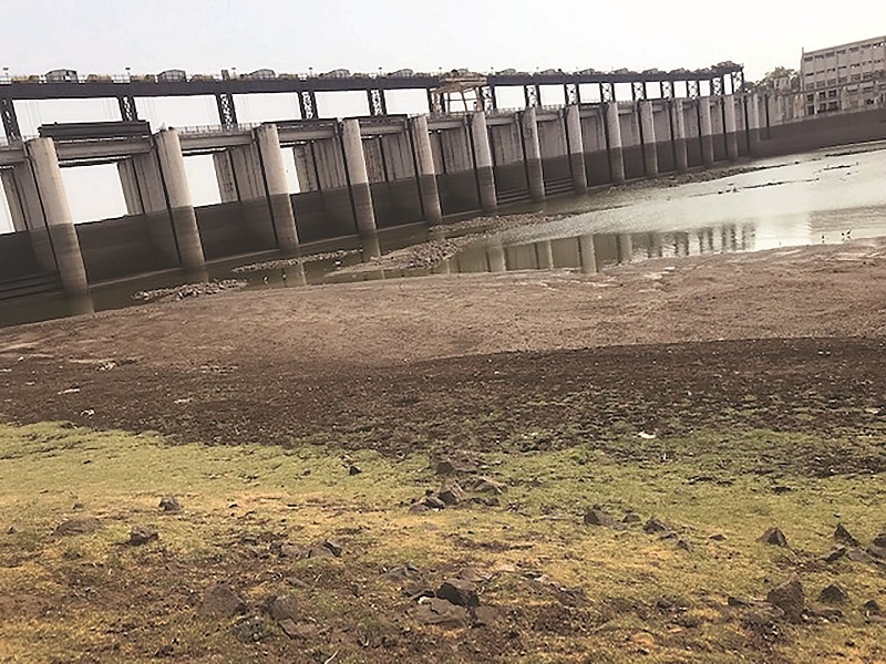 Jayakwadi dam's water reached through Digras Dam in Vishnupuri | अखेर नांदेडकरांसाठी नाथसागरच आला धावून; विष्णूपुरीत दिग्रस बंधाऱ्यातून पाणी पोहोचले