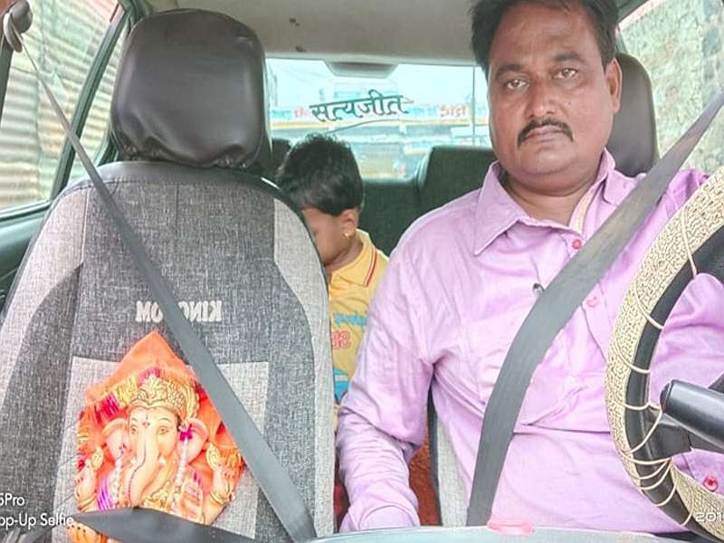Bappa leaves with a seatbelt to spare, new traffic rule shows in ganesh immersion | नियम म्हणजे नियम... सीटबेल्ट बांधून 'गणपती बाप्पा' निघाले विसर्जनाला