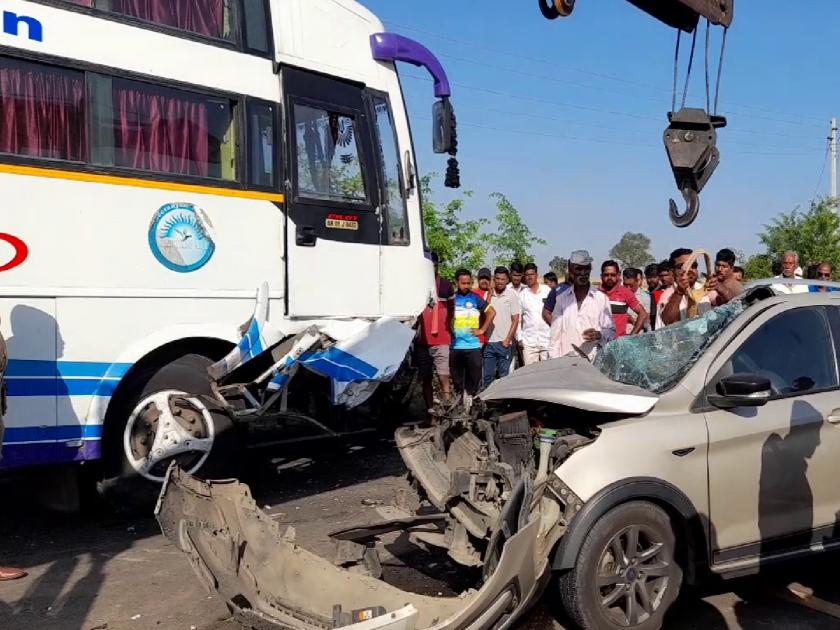 Four people died on the spot in a private bus-car accident in Sangli | Sangli News: खासगी बस-मोटारीच्या भीषण अपघातात चार जण जागीच ठार, यात्रेला जाताना काळाचा घाला