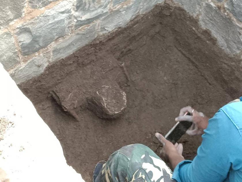 A human skeleton was found in a masonry chamber during excavations in the temple premises | मंदिर परिसरात उत्खनन करताना दगडी बांधकामाच्या खोलीत आढळला मानवी सांगाडा