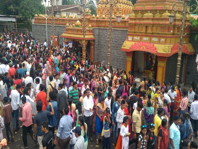 Pune, Vitthalwadi Temple is crowding of devotees |  भक्तांच्या गर्दीने प्रतिपंढरपूर विठ्ठलवाडी दुमदुमले 