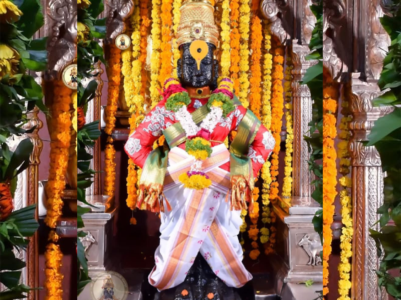Ashadhi Ekadashi 2021: Why is the only idol of Panduranga unarmed among all the deities? This is because ... | Ashadhi Ekadashi 2021 : समस्त देवतांपैकी एकमेव पांडुरंगाची मूर्तीच नि:शस्त्र का? हे आहे कारण...