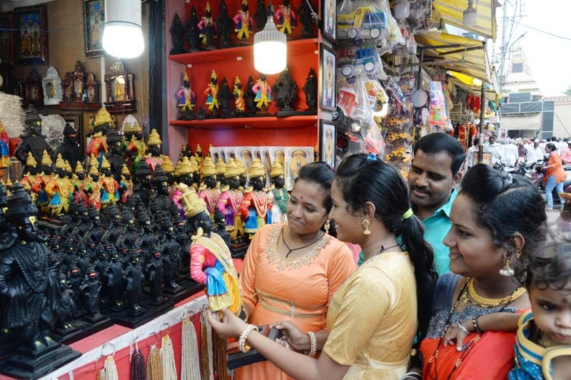 The idol of Sawlya Vitthal in Pandharpur | पंढरपुरातील सावळ्या विठ्ठलाची मूर्ती सप्तरंगात