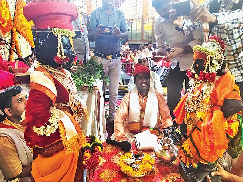 vitthal rukmini wedding ceremony in pandharpur on vasant panchami | मंडप सजला, वऱ्हाडी जमले, लगीन लागलं देवाचं!