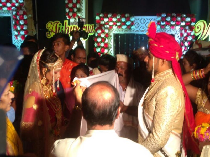 by breaking rusty traditions vivek and aishwarya got married | बुरसटलेल्या परंपरेला छेद देत विवेक आणि ऐश्वर्या अखेर विवाहबद्ध