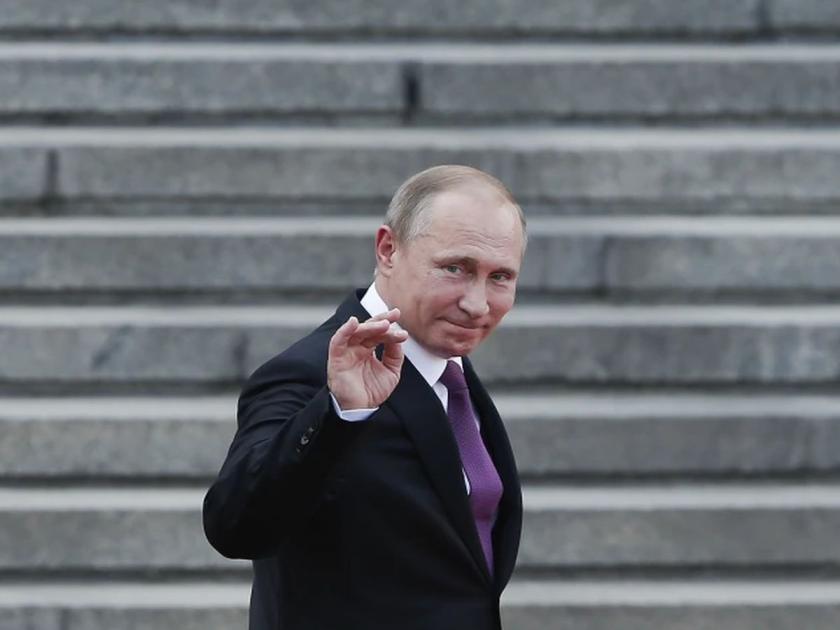 acciddent with Vladimir Putin; Slipped down the stairs while walking in home | Vladimir Putin: व्लादिमीर पुतीन यांच्यासोबत मोठी दुर्घटना; चालता चालता पायऱ्यांवरून घसरले