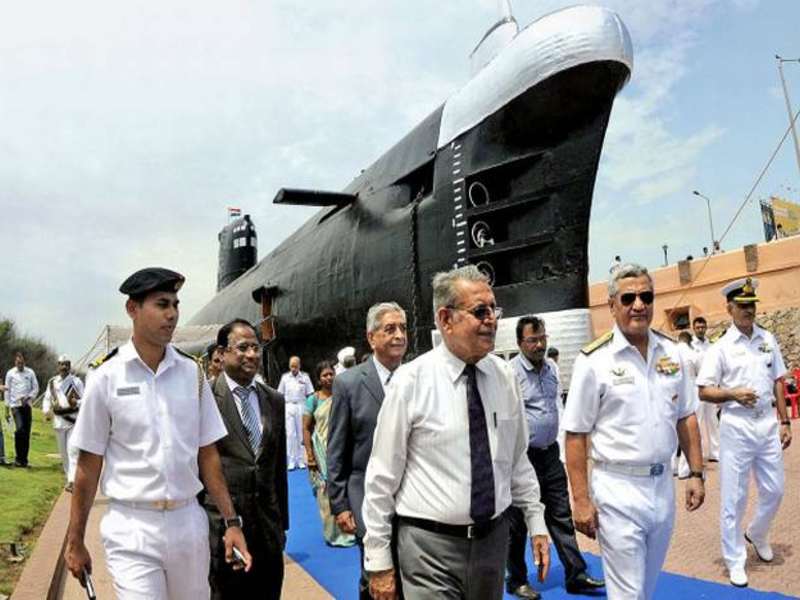 Rajiv Gandhi used INS Viraat for official visit: Reitred admiral officer of indian navy | मोदींचा 'तो' दावा खोटा, नौदलाच्या निवृत्त अधिकाऱ्याने सांगितली INS ची 'विराट'कथा 