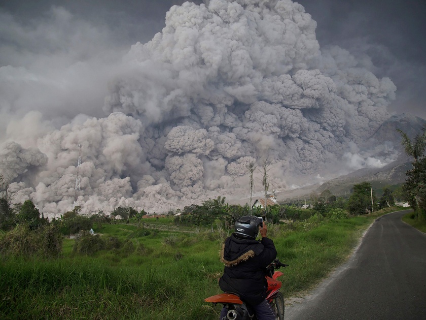Volcano activates once again in Indonesia | इंडोनेशियात पुन्हा एकदा ज्वालामुखी सक्रिय