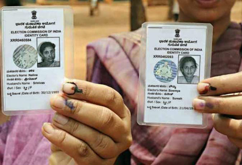 Less than fifty thousand youths in Solapur district will be recruited to the voter registration | सोलापूर जिल्ह्यात पन्नास हजार तरुणांनी फिरविली मतदार नोंदणीकडे पाठ 