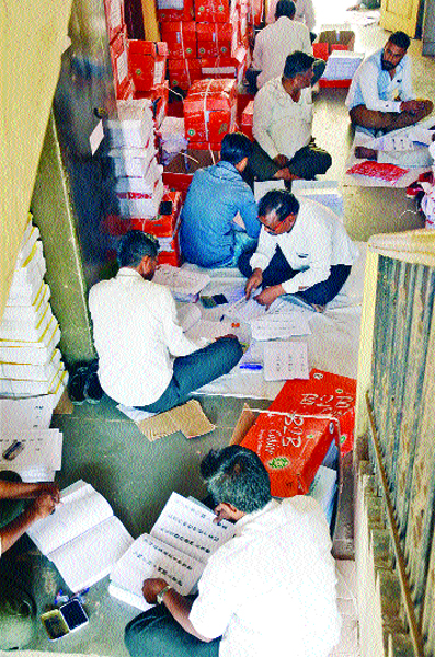 Running of employees for Solapur Lok Sabha election electoral rolls | सोलापूर लोकसभा निवडणूक मतदार याद्या घेण्यासाठी कर्मचाºयांची धावपळ