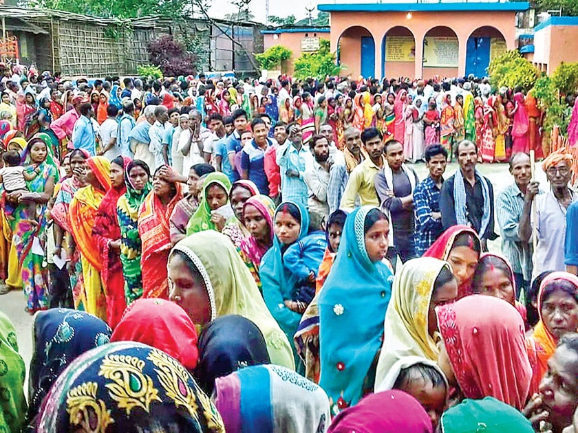 Polls completed in 303 constituencies of the country; Everywhere about EVMs, violence in Bengal | देशातील ३0३ मतदारसंघांमध्ये पूर्ण झाले मतदान; ईव्हीएमविषयी सर्वत्र तक्रारी, बंगालमध्ये हिंसाचार