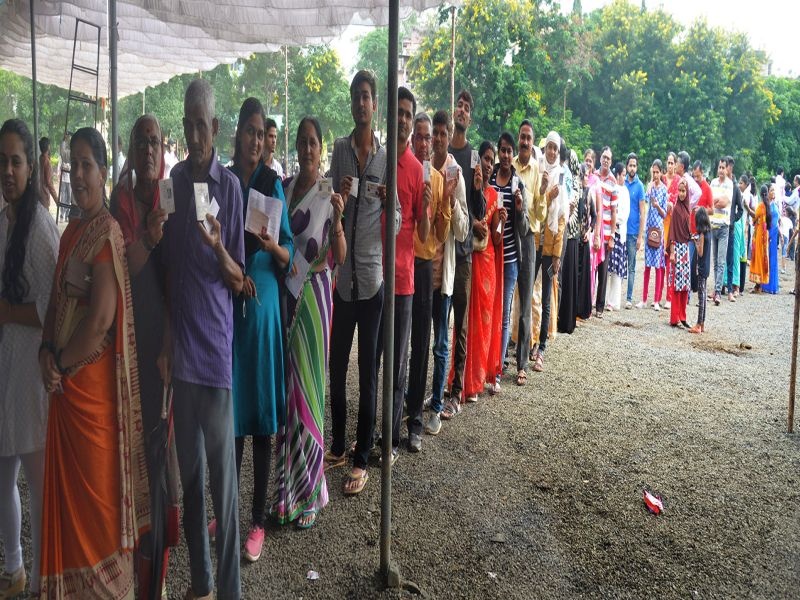 Nashik district polls: 60.13 percent Nifad has the highest percentage of 73.68% | Maharashtra Assembly Election 2019 नाशिकमध्ये ६०.१३ टक्के मतदान; निफाडला सर्वाधिक ७३.६८ टक्के