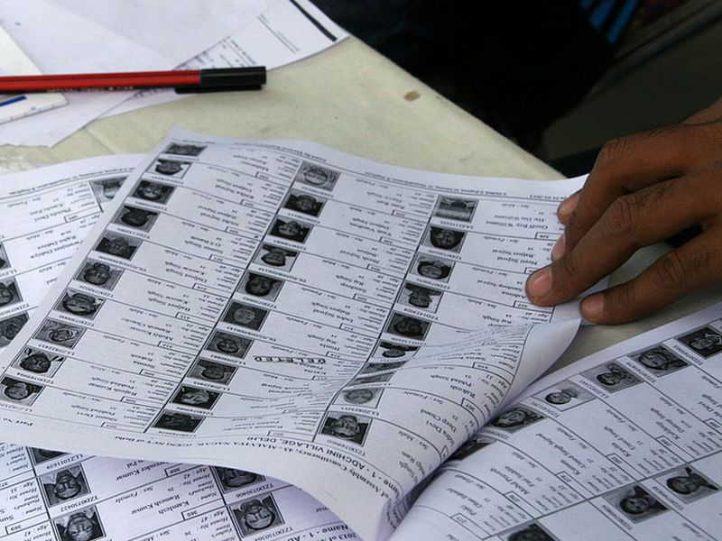 Voters deprived in Thane due to missing name | नावेच गायब झाल्याने ठाण्यातील मतदार वंचित