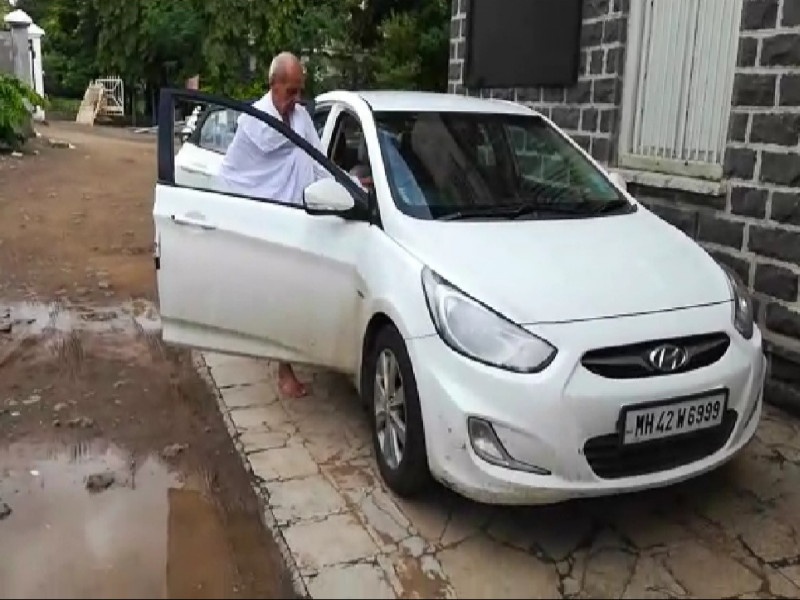 Maharashtra Election 2019 : 96 year old grandfather arrives to vote for self-driving car | महाराष्ट्र निवडणूक २०१९ : स्वत: कार ड्राईव्ह करत मतदानासाठी पोहचले ९६ वर्षांचे आजोबा 
